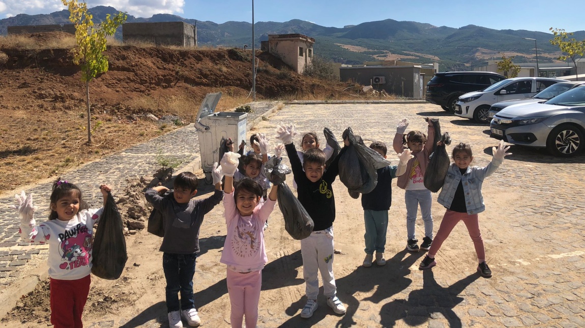 Doğa Dostu Çocuklar Çevre İçin El Ele: Çöp Toplama Etkinliği